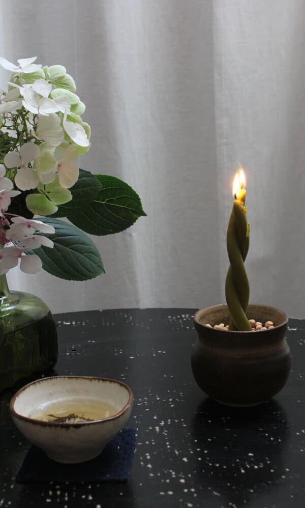 Moss twisted candle