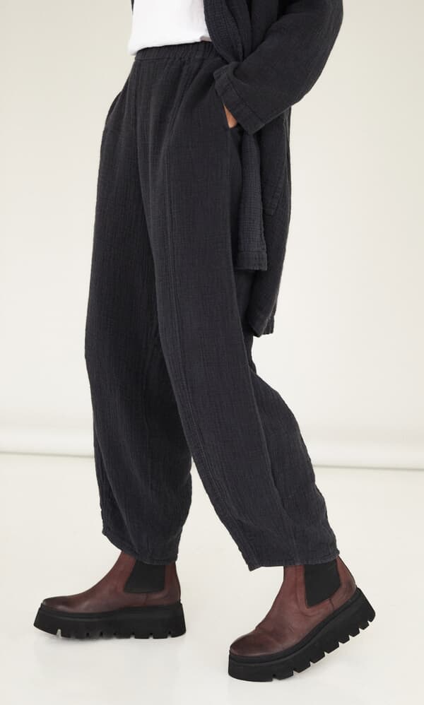 Gray crinkle trousers