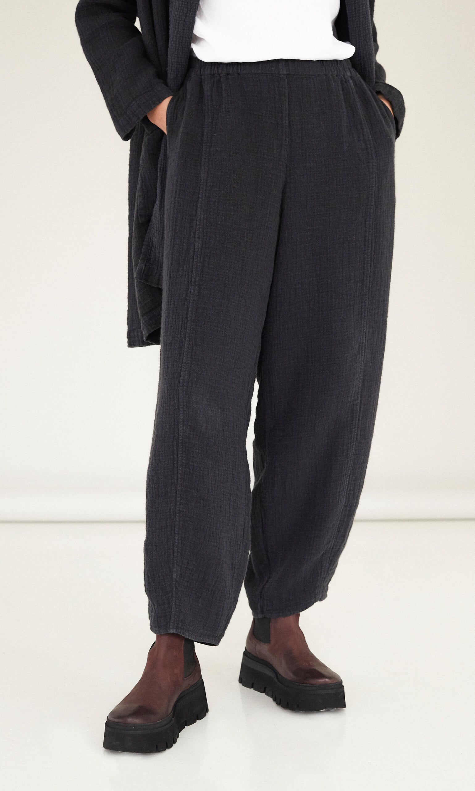 Gray crinkle trousers