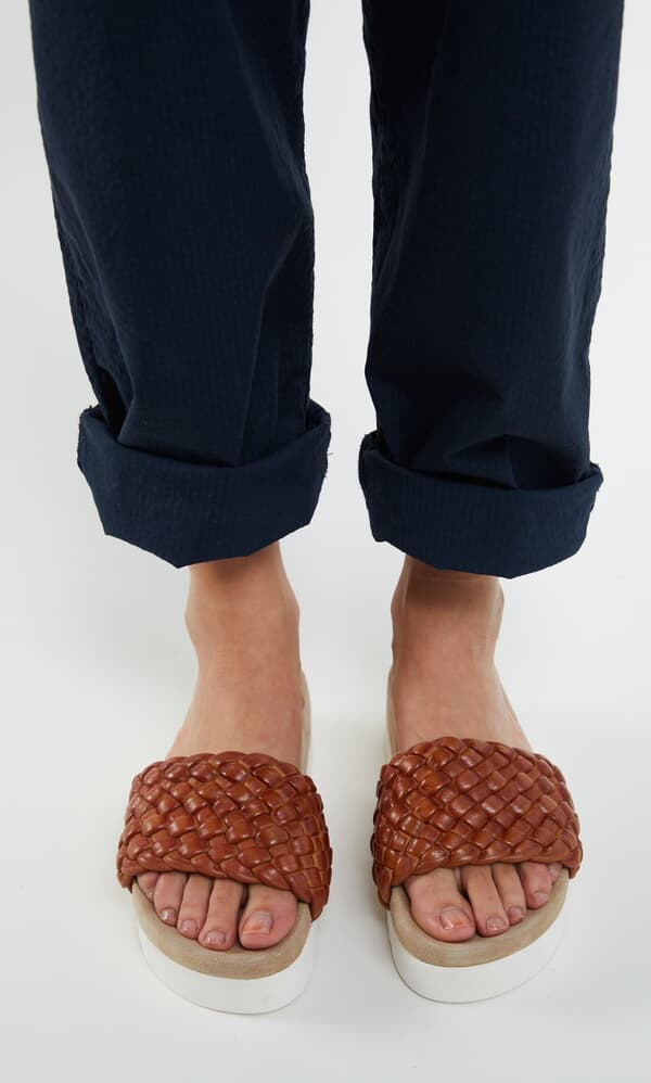 Woven leather sliders