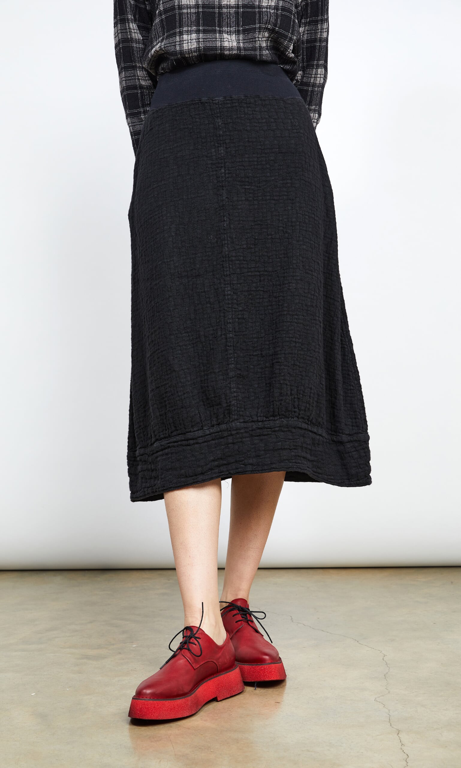 Black crinkle skirt - Plümo Ltd