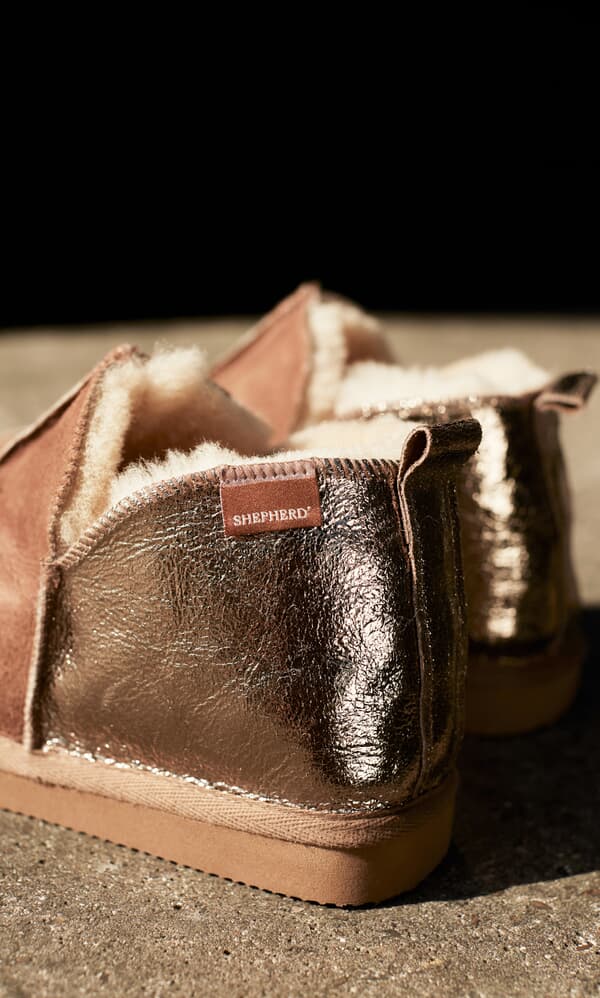 Bronzed sheepskin slippers