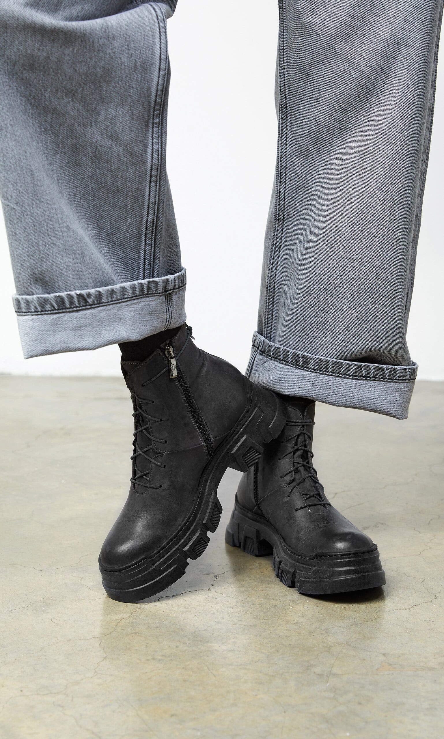 Black trainer hot sale boots mens