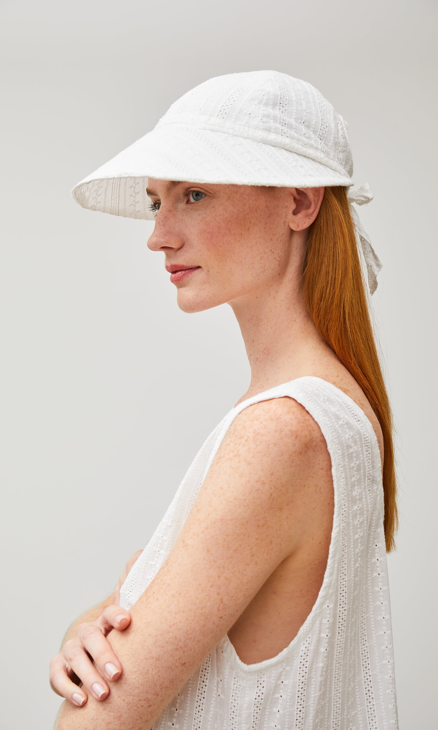 Broderie sun visor